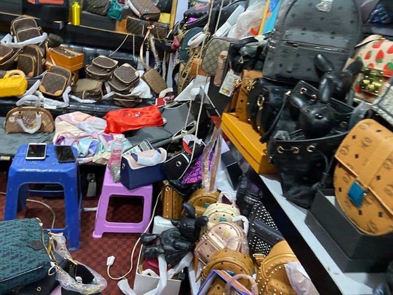 SifuBuy community rep haul 2026 — high-top rep sneaker batch warehouse storage